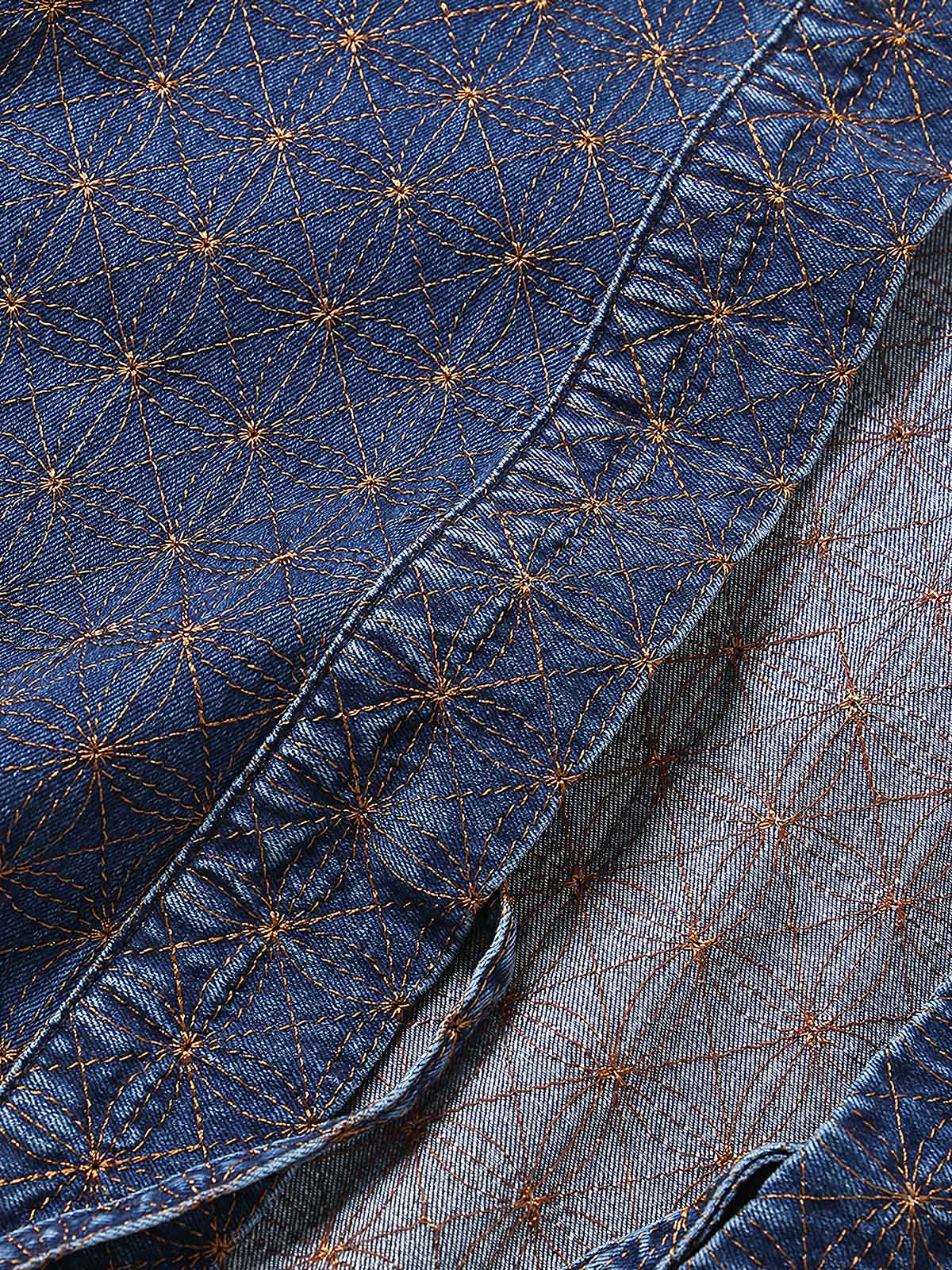 製品画像
「刺し子刺繍 はんてん風 デニムジャケットの正面全体図。日本の伝統技法である刺し子刺繍を採用し、和風はんてんスタイルとモダンなデザインが融合。高品質なインディゴデニム素材で耐久性と快適さを両立し、ヴィンテージ感あふれるタイムレスな一着。」
詳細画像
「刺し子刺繍 はんてん風 デニムジャケットのディテール特写。緻密に施された刺し子刺繍模様が職人技を際立たせ、天然貝ボタンがデザインの洗練されたアクセントに。落ち着いたインディゴデニムの色合いが、伝統美と現代的な要素を引き立てている。」