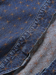 製品画像
「刺し子刺繍 はんてん風 デニムジャケットの正面全体図。日本の伝統技法である刺し子刺繍を採用し、和風はんてんスタイルとモダンなデザインが融合。高品質なインディゴデニム素材で耐久性と快適さを両立し、ヴィンテージ感あふれるタイムレスな一着。」
詳細画像
「刺し子刺繍 はんてん風 デニムジャケットのディテール特写。緻密に施された刺し子刺繍模様が職人技を際立たせ、天然貝ボタンがデザインの洗練されたアクセントに。落ち着いたインディゴデニムの色合いが、伝統美と現代的な要素を引き立てている。」