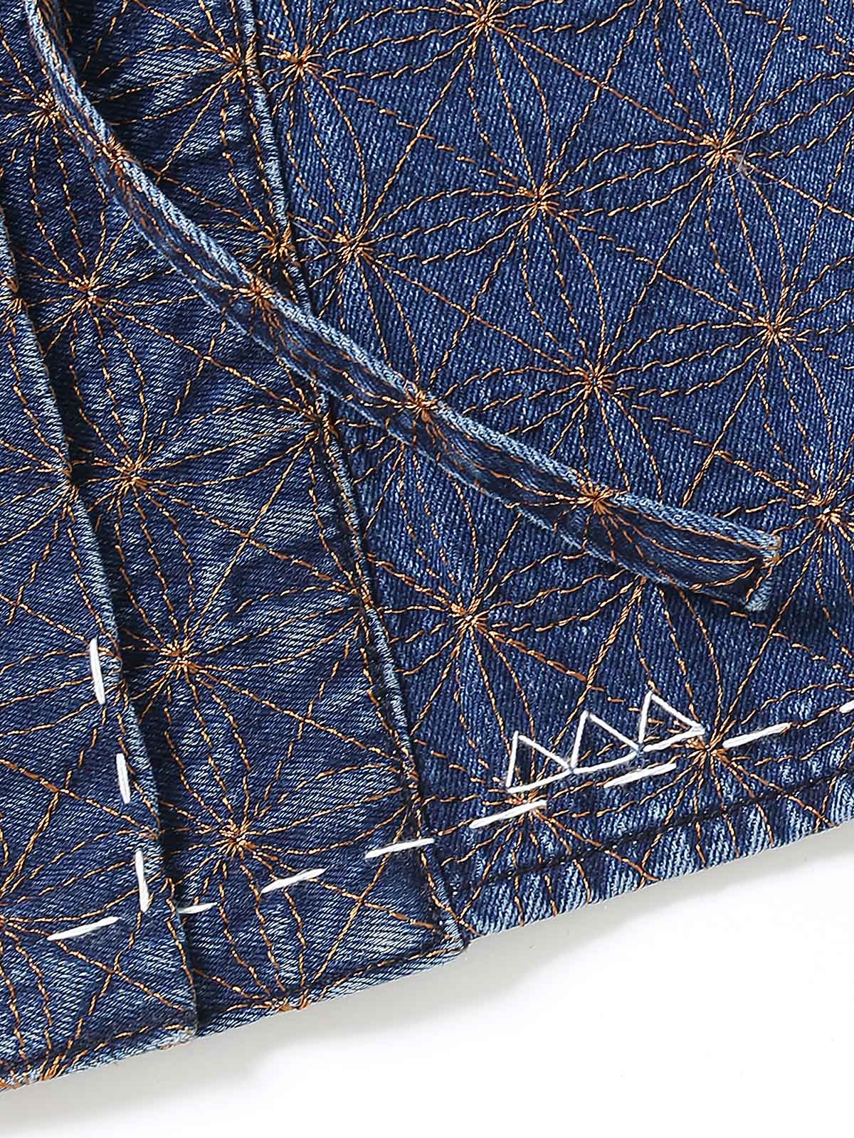 製品画像
「刺し子刺繍 はんてん風 デニムジャケットの正面全体図。日本の伝統技法である刺し子刺繍を採用し、和風はんてんスタイルとモダンなデザインが融合。高品質なインディゴデニム素材で耐久性と快適さを両立し、ヴィンテージ感あふれるタイムレスな一着。」
詳細画像
「刺し子刺繍 はんてん風 デニムジャケットのディテール特写。緻密に施された刺し子刺繍模様が職人技を際立たせ、天然貝ボタンがデザインの洗練されたアクセントに。落ち着いたインディゴデニムの色合いが、伝統美と現代的な要素を引き立てている。」