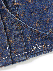 製品画像
「刺し子刺繍 はんてん風 デニムジャケットの正面全体図。日本の伝統技法である刺し子刺繍を採用し、和風はんてんスタイルとモダンなデザインが融合。高品質なインディゴデニム素材で耐久性と快適さを両立し、ヴィンテージ感あふれるタイムレスな一着。」
詳細画像
「刺し子刺繍 はんてん風 デニムジャケットのディテール特写。緻密に施された刺し子刺繍模様が職人技を際立たせ、天然貝ボタンがデザインの洗練されたアクセントに。落ち着いたインディゴデニムの色合いが、伝統美と現代的な要素を引き立てている。」