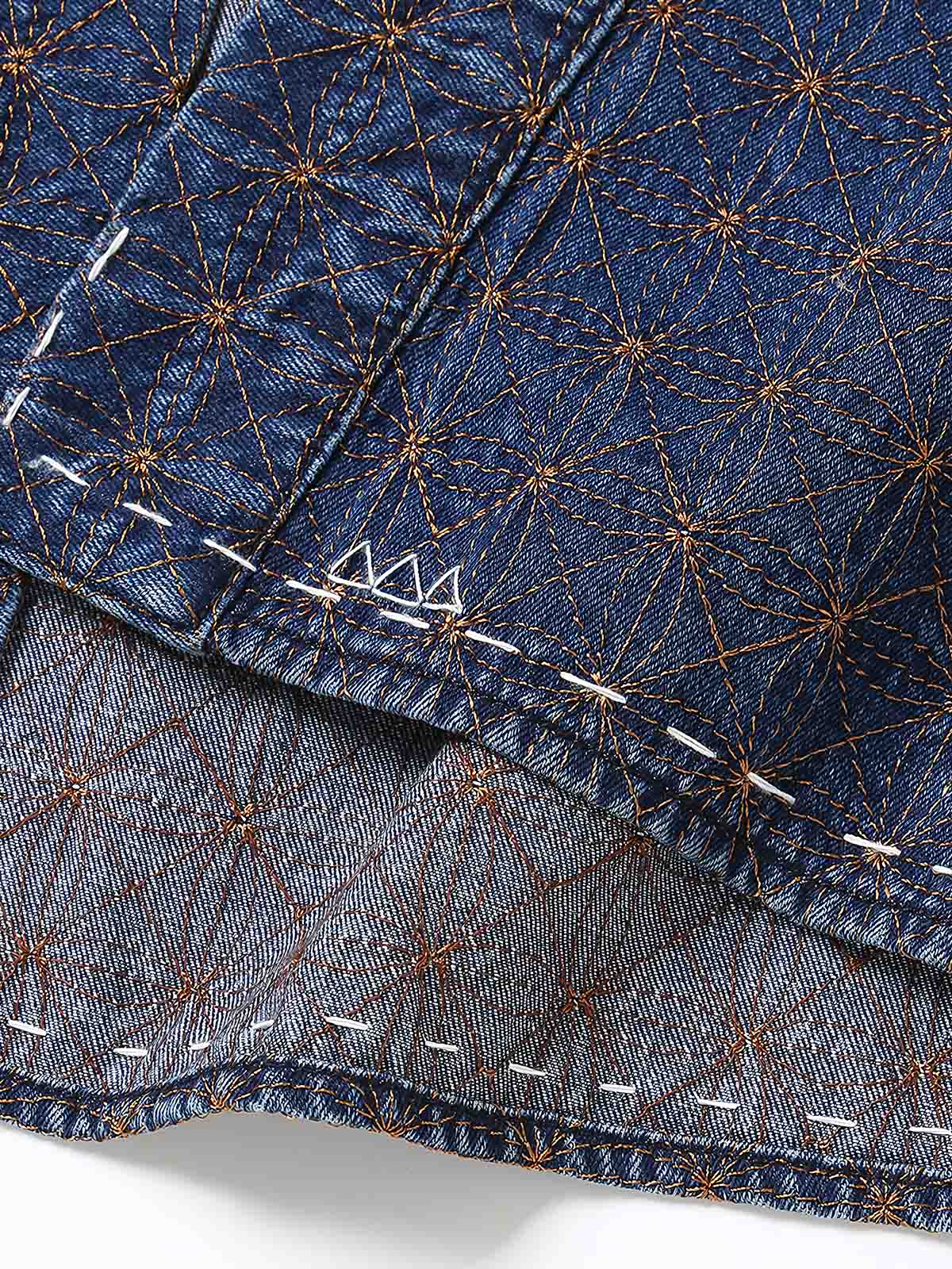 製品画像
「刺し子刺繍 はんてん風 デニムジャケットの正面全体図。日本の伝統技法である刺し子刺繍を採用し、和風はんてんスタイルとモダンなデザインが融合。高品質なインディゴデニム素材で耐久性と快適さを両立し、ヴィンテージ感あふれるタイムレスな一着。」
詳細画像
「刺し子刺繍 はんてん風 デニムジャケットのディテール特写。緻密に施された刺し子刺繍模様が職人技を際立たせ、天然貝ボタンがデザインの洗練されたアクセントに。落ち着いたインディゴデニムの色合いが、伝統美と現代的な要素を引き立てている。」