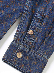 製品画像
「刺し子刺繍 はんてん風 デニムジャケットの正面全体図。日本の伝統技法である刺し子刺繍を採用し、和風はんてんスタイルとモダンなデザインが融合。高品質なインディゴデニム素材で耐久性と快適さを両立し、ヴィンテージ感あふれるタイムレスな一着。」
詳細画像
「刺し子刺繍 はんてん風 デニムジャケットのディテール特写。緻密に施された刺し子刺繍模様が職人技を際立たせ、天然貝ボタンがデザインの洗練されたアクセントに。落ち着いたインディゴデニムの色合いが、伝統美と現代的な要素を引き立てている。」