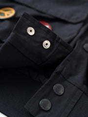 製品画像
「アシンメトリーデザインの多ポケットキャンプワークジャケット全体の展示図。クラシックなフィッシングジャケットとワークスタイルが融合したデザインで、ユニークなアシンメトリーデザインが実用性と個性を強調。防撥水機能を備えたポリエステルとコットン混紡生地を使用し、快適な着心地を提供します。」
詳細画像
「胸元のロゴ刺繍とアシンメトリーな多機能ポケットのディテール特写。YKKカスタムジッパーとロゴ入りスナップボタンが、高品質のディテールを引き立て、機能性とスタイルを両立させています。ダブルレイヤーのリブ編みが施され、袖口と裾のフィット感と耐久性を向上させています。」