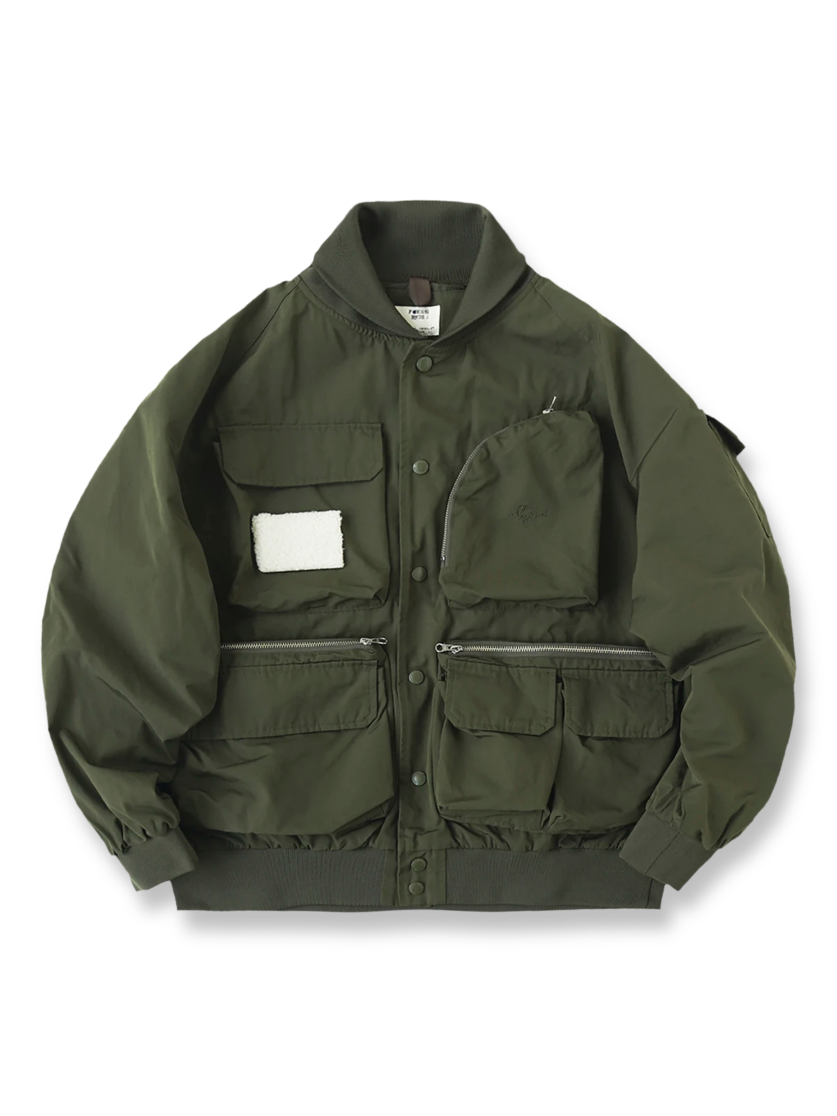 製品画像
「アシンメトリーデザインの多ポケットキャンプワークジャケット全体の展示図。クラシックなフィッシングジャケットとワークスタイルが融合したデザインで、ユニークなアシンメトリーデザインが実用性と個性を強調。防撥水機能を備えたポリエステルとコットン混紡生地を使用し、快適な着心地を提供します。」
詳細画像
「胸元のロゴ刺繍とアシンメトリーな多機能ポケットのディテール特写。YKKカスタムジッパーとロゴ入りスナップボタンが、高品質のディテールを引き立て、機能性とスタイルを両立させています。ダブルレイヤーのリブ編みが施され、袖口と裾のフィット感と耐久性を向上させています。」