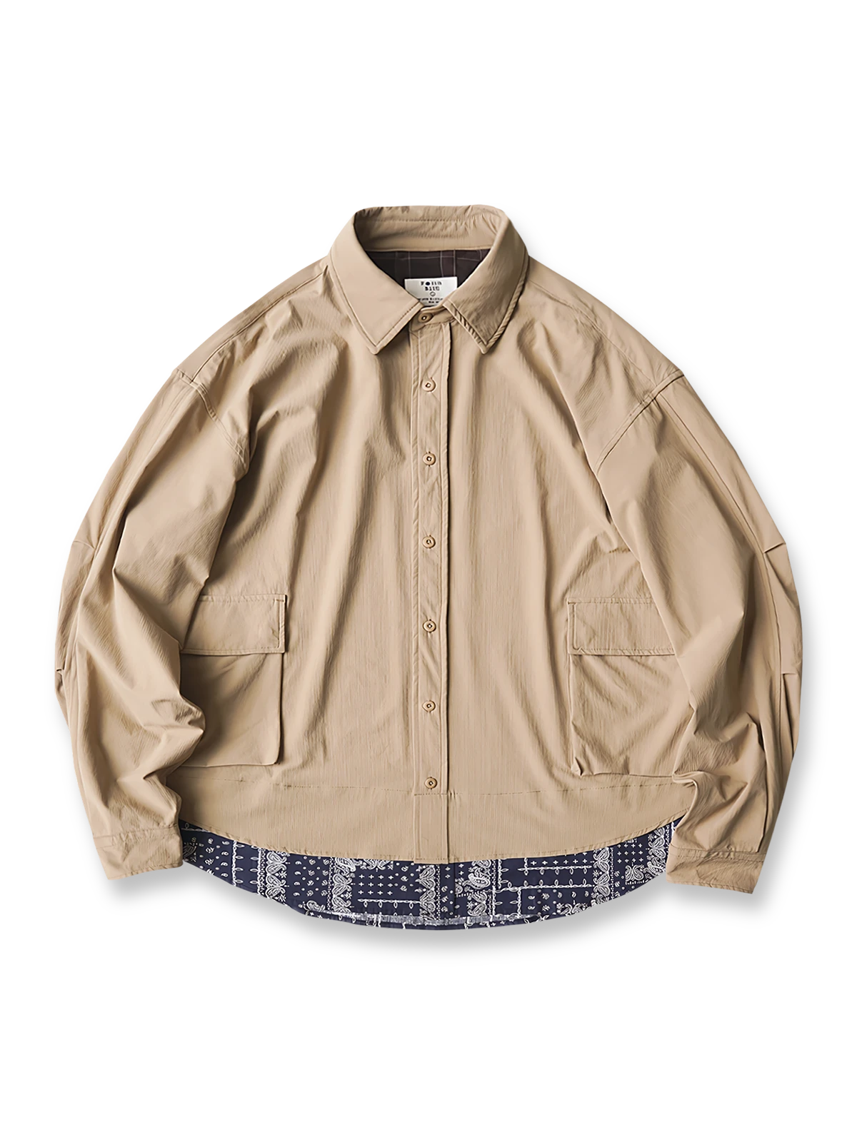 製品画像:
「ペイズリー柄 パッチワーク レイヤード風 長袖シャツの全体展示図。機能性ナイロン素材とヴィンテージ感あるペイズリー柄のパッチワークを融合し、レイヤード風デザインで深みと個性を加えたシャツ。大容量ポケットと高品質スナップボタンが実用性を提供。」
詳細画像:
「裾部分のペイズリー柄パッチワークと立体的な大容量ポケットのディテール特写。レイヤード風デザインとともに、視覚的な深さと柔らかさを加え、機能性とファッション性を兼ね備えたデザイン。」