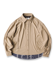 製品画像:
「ペイズリー柄 パッチワーク レイヤード風 長袖シャツの全体展示図。機能性ナイロン素材とヴィンテージ感あるペイズリー柄のパッチワークを融合し、レイヤード風デザインで深みと個性を加えたシャツ。大容量ポケットと高品質スナップボタンが実用性を提供。」
詳細画像:
「裾部分のペイズリー柄パッチワークと立体的な大容量ポケットのディテール特写。レイヤード風デザインとともに、視覚的な深さと柔らかさを加え、機能性とファッション性を兼ね備えたデザイン。」