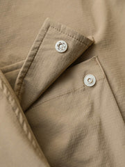 製品画像:
「ペイズリー柄 パッチワーク レイヤード風 長袖シャツの全体展示図。機能性ナイロン素材とヴィンテージ感あるペイズリー柄のパッチワークを融合し、レイヤード風デザインで深みと個性を加えたシャツ。大容量ポケットと高品質スナップボタンが実用性を提供。」
詳細画像:
「裾部分のペイズリー柄パッチワークと立体的な大容量ポケットのディテール特写。レイヤード風デザインとともに、視覚的な深さと柔らかさを加え、機能性とファッション性を兼ね備えたデザイン。」