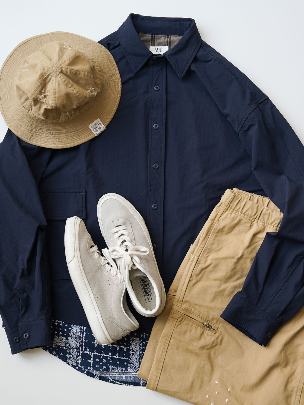 製品画像:
「ペイズリー柄 パッチワーク レイヤード風 長袖シャツの全体展示図。機能性ナイロン素材とヴィンテージ感あるペイズリー柄のパッチワークを融合し、レイヤード風デザインで深みと個性を加えたシャツ。大容量ポケットと高品質スナップボタンが実用性を提供。」
詳細画像:
「裾部分のペイズリー柄パッチワークと立体的な大容量ポケットのディテール特写。レイヤード風デザインとともに、視覚的な深さと柔らかさを加え、機能性とファッション性を兼ね備えたデザイン。」