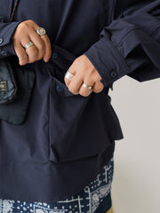 詳細画像:
「裾部分のペイズリー柄パッチワークと立体的な大容量ポケットのディテール特写。レイヤード風デザインとともに、視覚的な深さと柔らかさを加え、機能性とファッション性を兼ね備えたデザイン。」
モデル画像:
「モデルがペイズリー柄パッチワーク 長袖シャツを着用し、カジュアルで機能的なスタイルを披露。オーバーサイズシルエットが快適さと独自のスタイルを演出し、日常使いに最適。」