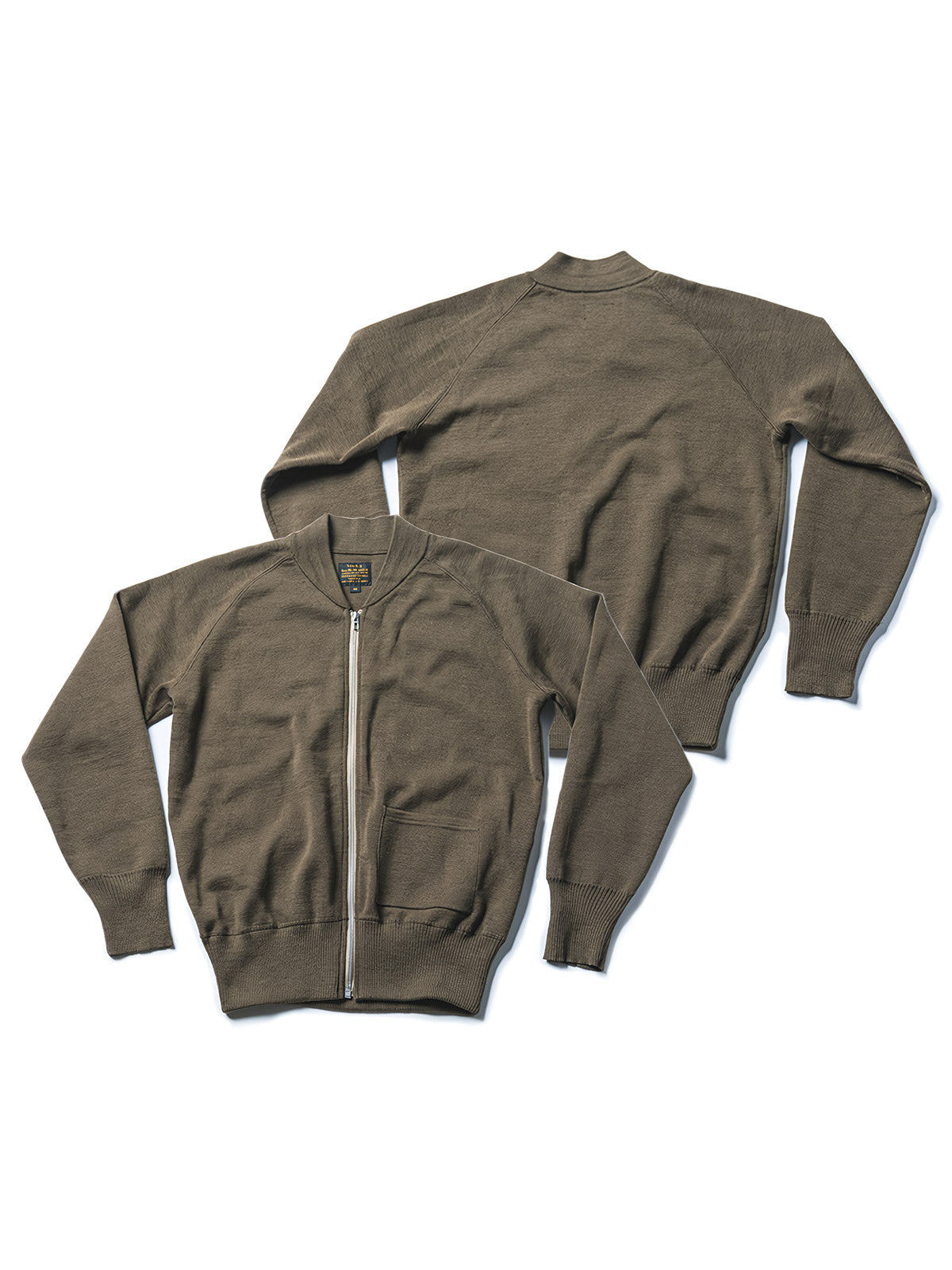 製品画像:
「リバイバル WWII C-2 ウールニット ジップアップカーディガンの全体展示図。1940年代のC-2軍用ニットを忠実に再現したヴィンテージ感あふれるデザイン。落ち着いたオリーブグリーンの配色とクラシックなジップアップスタイルが特徴。」
詳細画像:
「ジップディテールと隠しポケットの特写。C-2軍用ニットならではの実用性とデザイン性が見事に融合。」