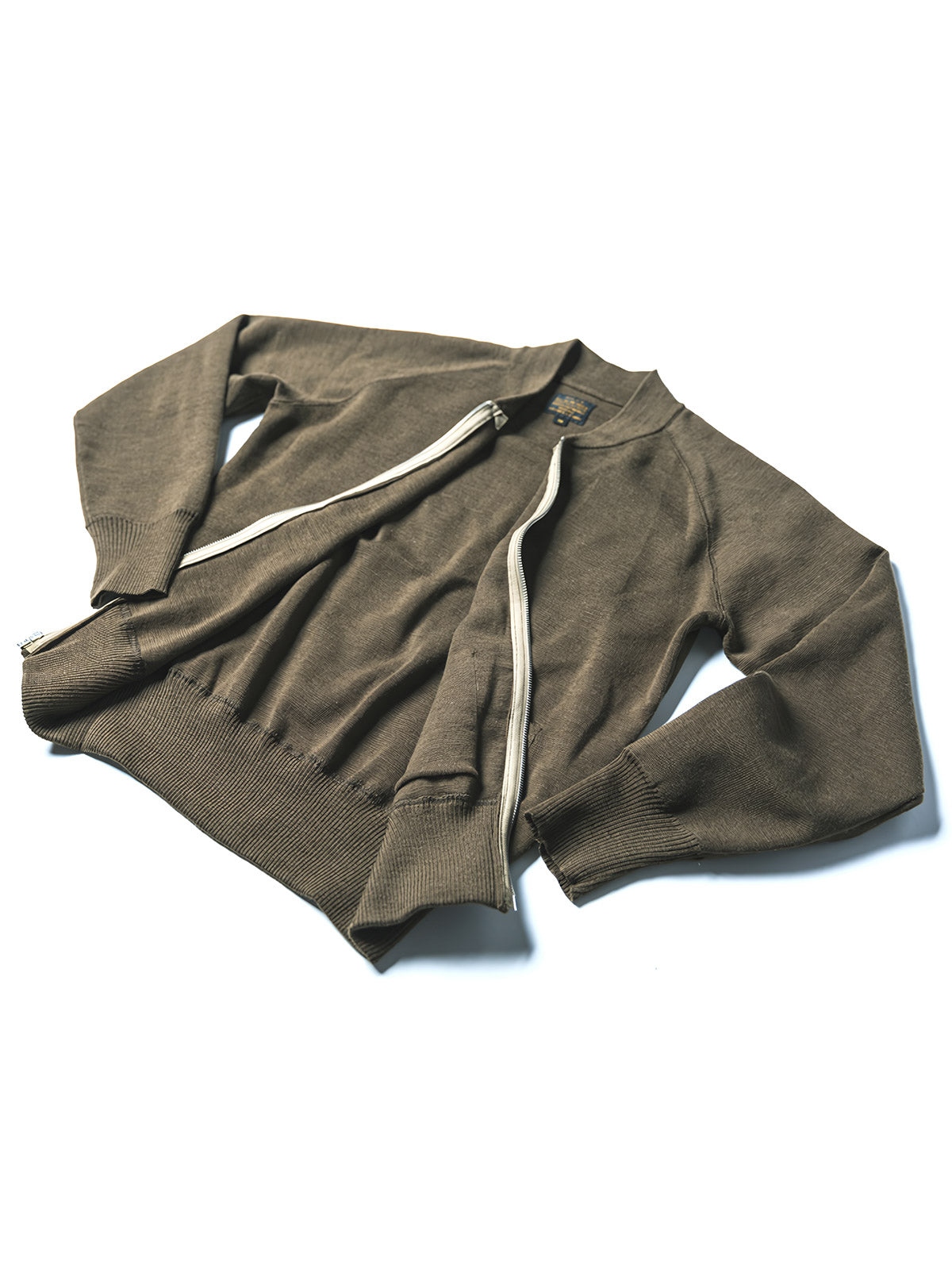 製品画像:
「リバイバル WWII C-2 ウールニット ジップアップカーディガンの全体展示図。1940年代のC-2軍用ニットを忠実に再現したヴィンテージ感あふれるデザイン。落ち着いたオリーブグリーンの配色とクラシックなジップアップスタイルが特徴。」
詳細画像:
「ジップディテールと隠しポケットの特写。C-2軍用ニットならではの実用性とデザイン性が見事に融合。」