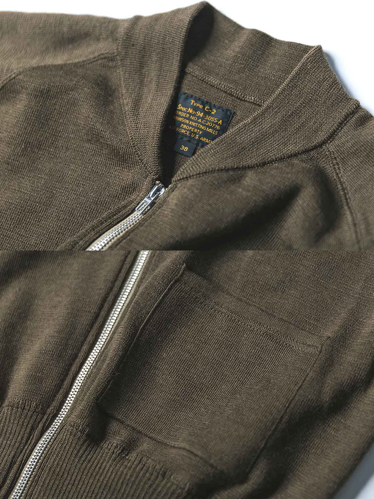 製品画像:
「リバイバル WWII C-2 ウールニット ジップアップカーディガンの全体展示図。1940年代のC-2軍用ニットを忠実に再現したヴィンテージ感あふれるデザイン。落ち着いたオリーブグリーンの配色とクラシックなジップアップスタイルが特徴。」
詳細画像:
「ジップディテールと隠しポケットの特写。C-2軍用ニットならではの実用性とデザイン性が見事に融合。」