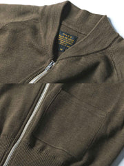 製品画像:
「リバイバル WWII C-2 ウールニット ジップアップカーディガンの全体展示図。1940年代のC-2軍用ニットを忠実に再現したヴィンテージ感あふれるデザイン。落ち着いたオリーブグリーンの配色とクラシックなジップアップスタイルが特徴。」
詳細画像:
「ジップディテールと隠しポケットの特写。C-2軍用ニットならではの実用性とデザイン性が見事に融合。」
