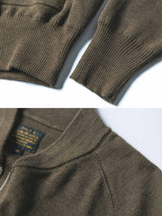 製品画像:
「リバイバル WWII C-2 ウールニット ジップアップカーディガンの全体展示図。1940年代のC-2軍用ニットを忠実に再現したヴィンテージ感あふれるデザイン。落ち着いたオリーブグリーンの配色とクラシックなジップアップスタイルが特徴。」
詳細画像:
「ジップディテールと隠しポケットの特写。C-2軍用ニットならではの実用性とデザイン性が見事に融合。」