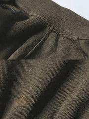 製品画像:
「リバイバル WWII C-2 ウールニット ジップアップカーディガンの全体展示図。1940年代のC-2軍用ニットを忠実に再現したヴィンテージ感あふれるデザイン。落ち着いたオリーブグリーンの配色とクラシックなジップアップスタイルが特徴。」
詳細画像:
「ジップディテールと隠しポケットの特写。C-2軍用ニットならではの実用性とデザイン性が見事に融合。」