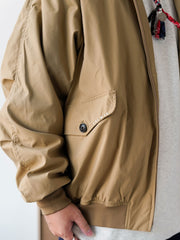 詳細画像:
「胸元とポケットフラップに施された刺し子ディテールと多ポケットデザインの特写。手作業の温かみと実用性を兼ね備えています。」
モデル画像:
「ハンドメイド刺し子ハリントンジャケットを着用したモデルが、日本の伝統と機能性を融合させたスタイルを披露。現代的なトレンドに合ったリラックスした着心地。」