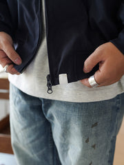 詳細画像:
「胸元とポケットフラップに施された刺し子ディテールと多ポケットデザインの特写。手作業の温かみと実用性を兼ね備えています。」
モデル画像:
「ハンドメイド刺し子ハリントンジャケットを着用したモデルが、日本の伝統と機能性を融合させたスタイルを披露。現代的なトレンドに合ったリラックスした着心地。」