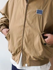 詳細画像:
「胸元とポケットフラップに施された刺し子ディテールと多ポケットデザインの特写。手作業の温かみと実用性を兼ね備えています。」
モデル画像:
「ハンドメイド刺し子ハリントンジャケットを着用したモデルが、日本の伝統と機能性を融合させたスタイルを披露。現代的なトレンドに合ったリラックスした着心地。」