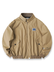 製品画像:
「ハンドメイド刺し子ハリントンジャケットの正面全体展示。クラシックなG9ジャケットデザインに、日本の伝統刺し子を施したディテールが特徴。」
詳細画像:
「胸元とポケットフラップに施された刺し子ディテールと多ポケットデザインの特写。手作業の温かみと実用性を兼ね備えています。」