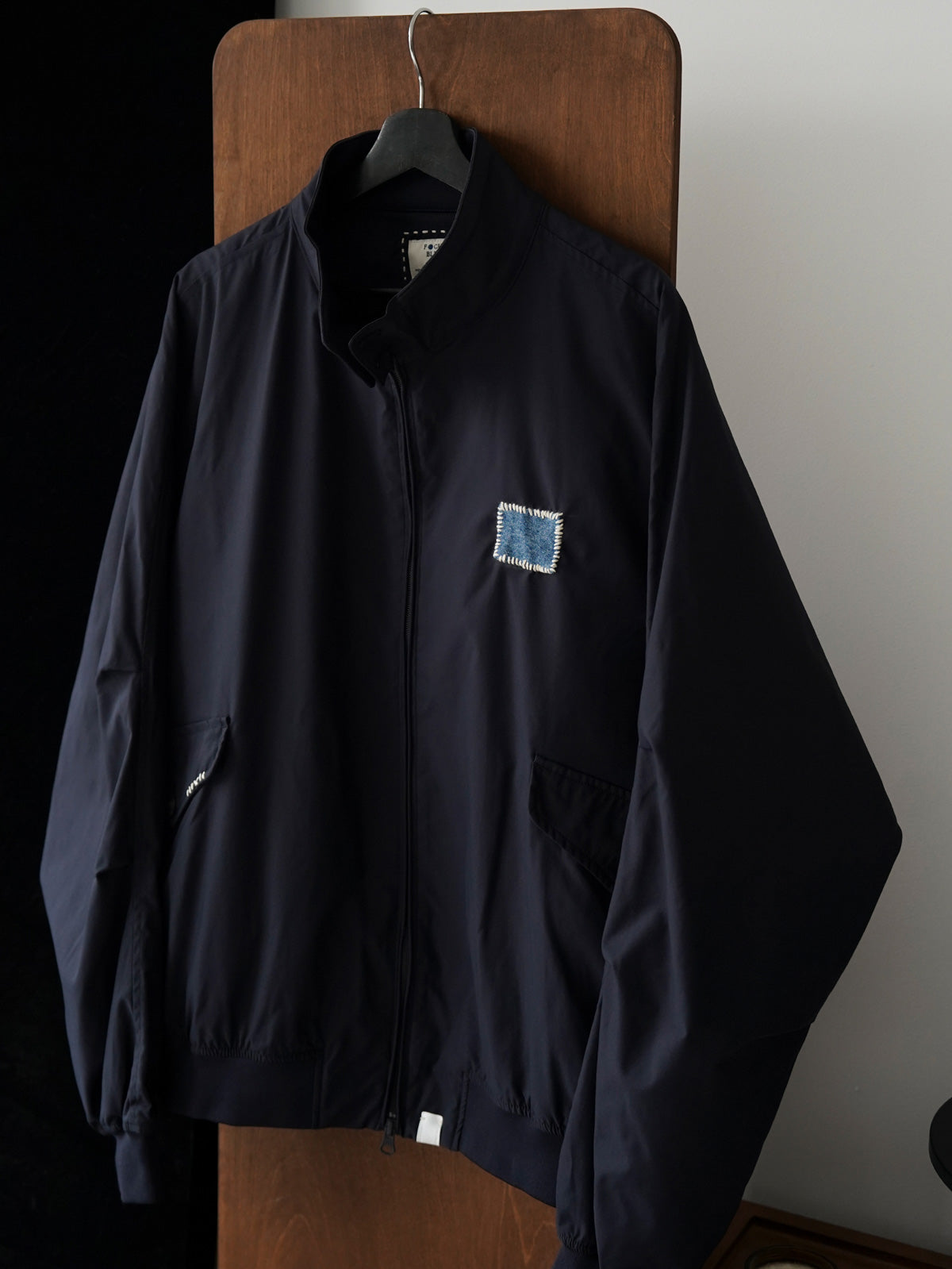 製品画像:
「ハンドメイド刺し子ハリントンジャケットの正面全体展示。クラシックなG9ジャケットデザインに、日本の伝統刺し子を施したディテールが特徴。」
詳細画像:
「胸元とポケットフラップに施された刺し子ディテールと多ポケットデザインの特写。手作業の温かみと実用性を兼ね備えています。」