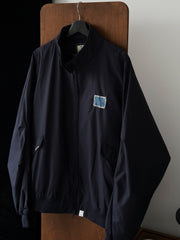 製品画像:
「ハンドメイド刺し子ハリントンジャケットの正面全体展示。クラシックなG9ジャケットデザインに、日本の伝統刺し子を施したディテールが特徴。」
詳細画像:
「胸元とポケットフラップに施された刺し子ディテールと多ポケットデザインの特写。手作業の温かみと実用性を兼ね備えています。」