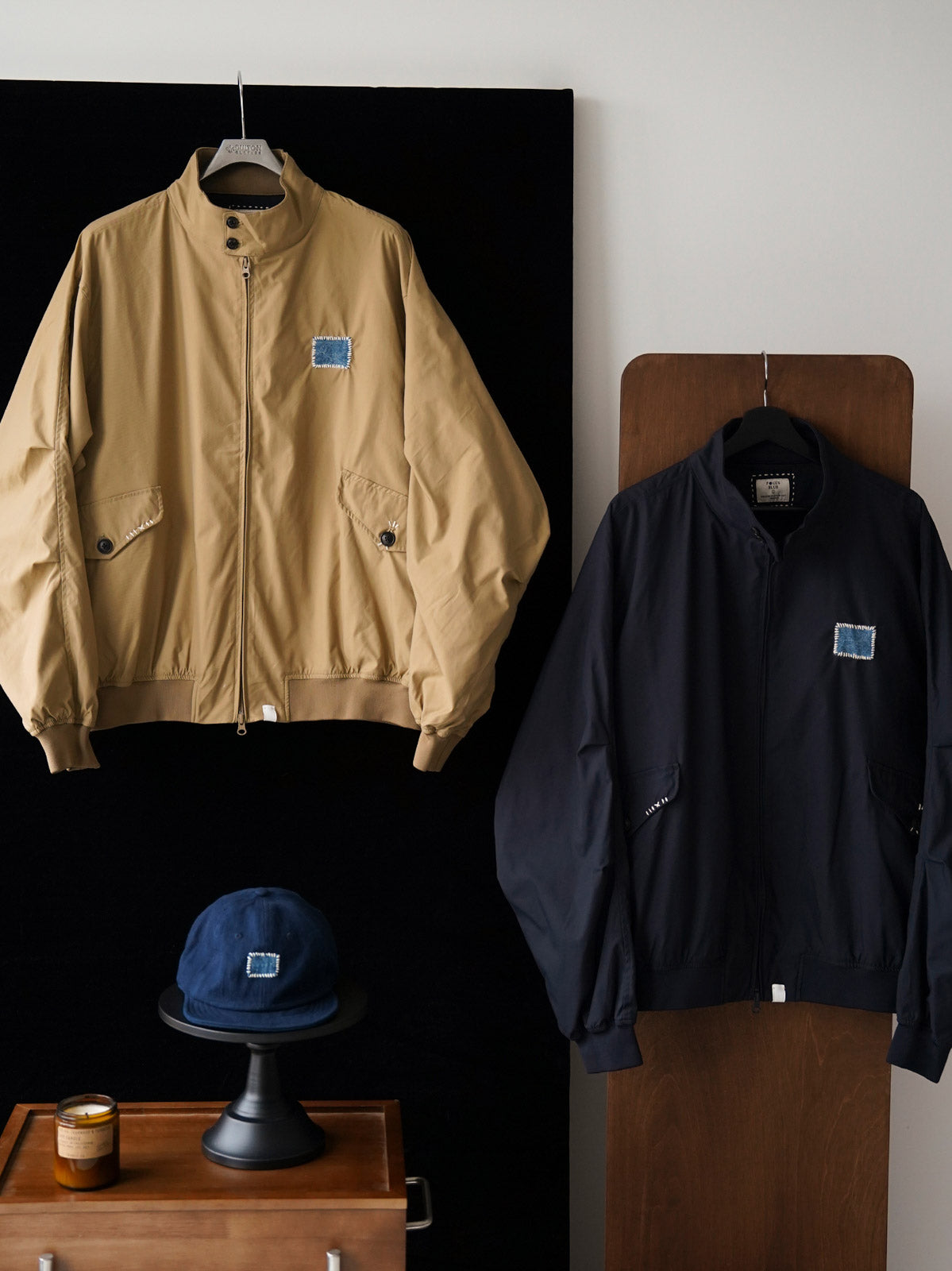 製品画像:
「ハンドメイド刺し子ハリントンジャケットの正面全体展示。クラシックなG9ジャケットデザインに、日本の伝統刺し子を施したディテールが特徴。」
詳細画像:
「胸元とポケットフラップに施された刺し子ディテールと多ポケットデザインの特写。手作業の温かみと実用性を兼ね備えています。」