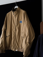 製品画像:
「ハンドメイド刺し子ハリントンジャケットの正面全体展示。クラシックなG9ジャケットデザインに、日本の伝統刺し子を施したディテールが特徴。」
詳細画像:
「胸元とポケットフラップに施された刺し子ディテールと多ポケットデザインの特写。手作業の温かみと実用性を兼ね備えています。」