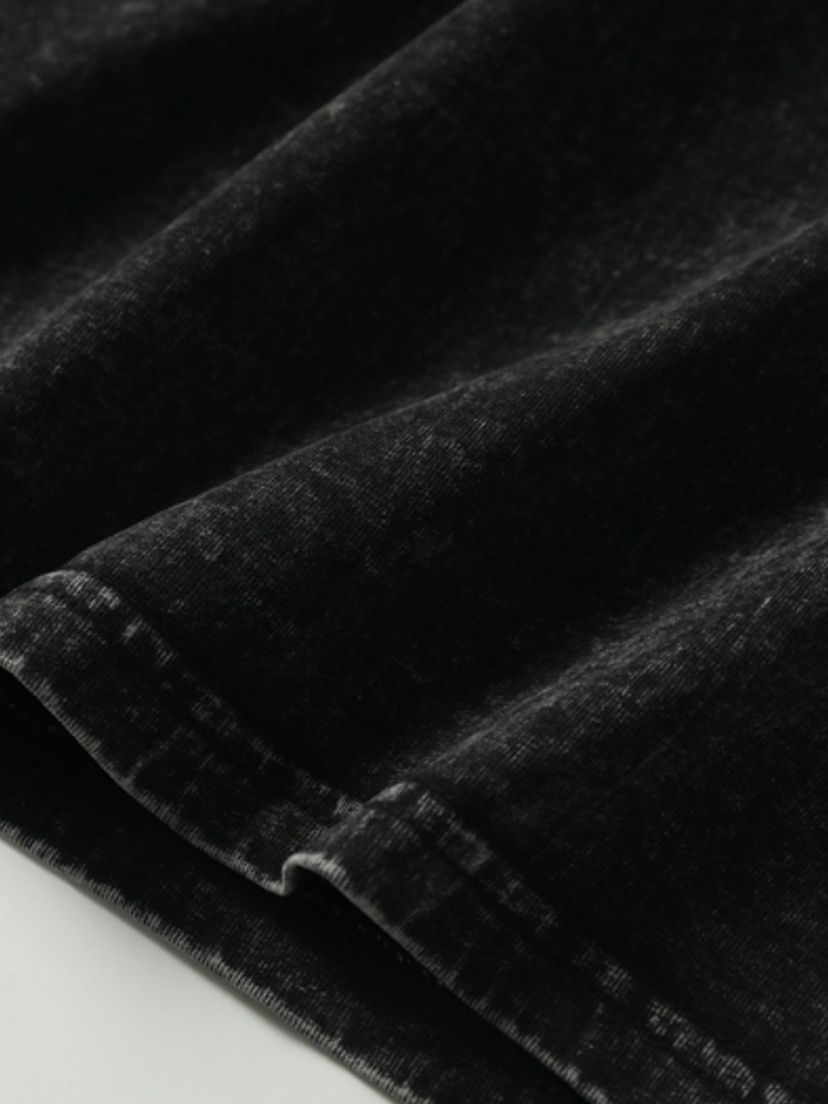 製品画像:
「ウォッシュ加工 パッチワーク 半袖Tシャツの正面展示。ヴィンテージ加工と遊び心あふれるパッチワークデザインが特徴のTシャツ。」
詳細画像:
「パッチワークデザインとウォッシュ加工のディテール特写。視覚的なアクセントとして、ユニークなディテールが際立っています。」