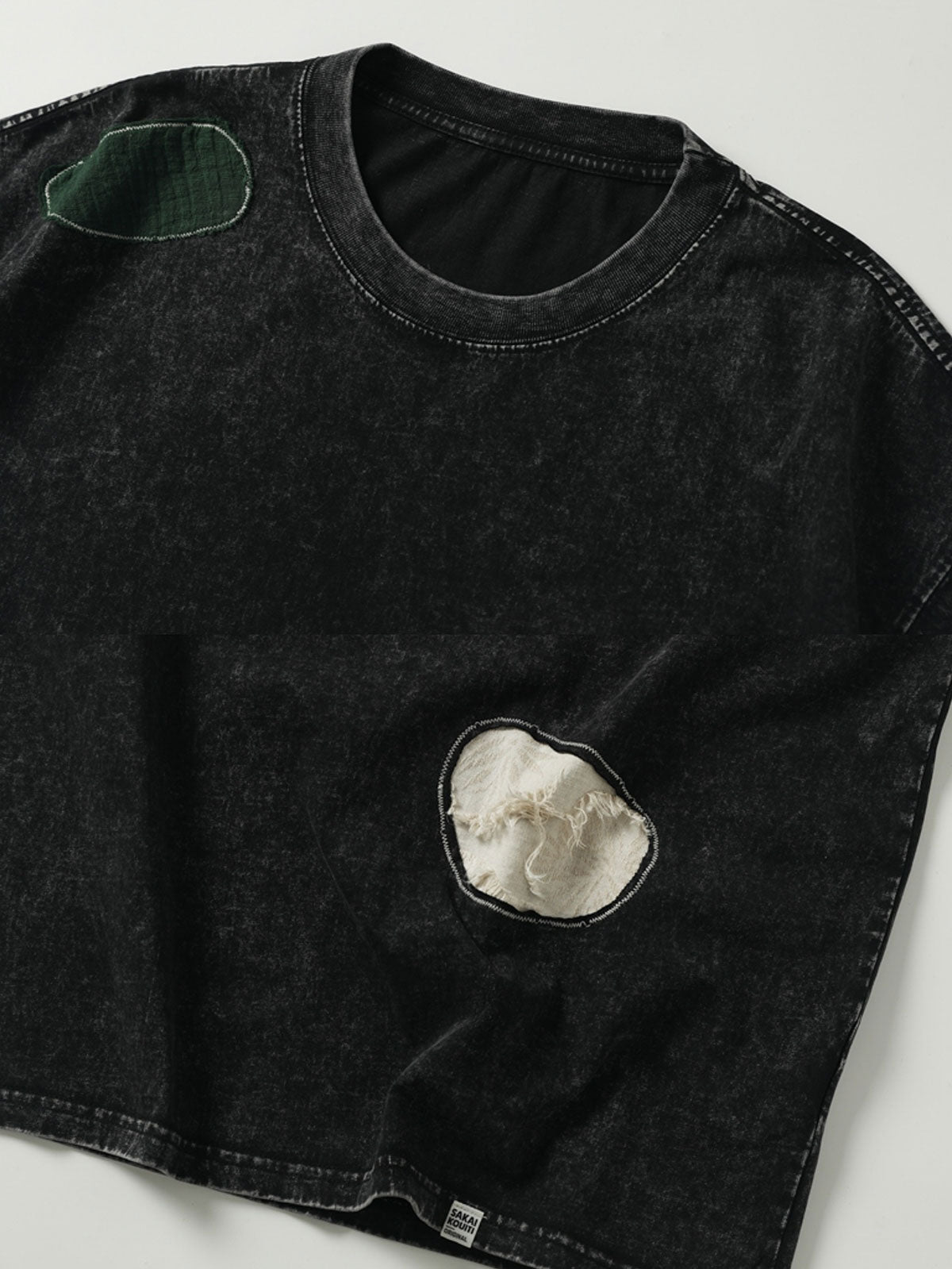 製品画像:
「ウォッシュ加工 パッチワーク 半袖Tシャツの正面展示。ヴィンテージ加工と遊び心あふれるパッチワークデザインが特徴のTシャツ。」
詳細画像:
「パッチワークデザインとウォッシュ加工のディテール特写。視覚的なアクセントとして、ユニークなディテールが際立っています。」