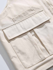 製品画像
「アウトドア ユーティリティ ワークベスト(アイボリー、ネイビー、ブラック)の正面全体図。耐久性に優れたポリエステル素材と多機能なフラップポケットを備え、アウトドアから日常まで幅広く活躍するユーティリティベスト。」
詳細画像
「アウトドア ユーティリティ ワークベストのディテール特写。両サイドの大容量フラップポケットが小物やツールを収納可能。調節可能なショルダーストラップが多様な体型にフィットし、フロントのジッパー仕様がスムーズな着脱を実現。」