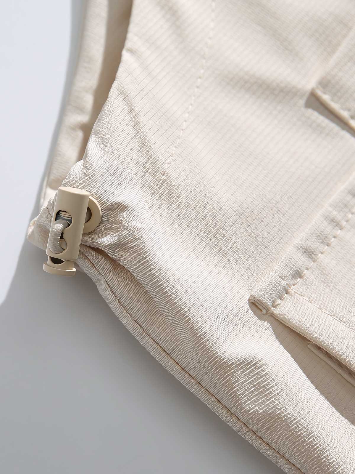 製品画像
「アウトドア ユーティリティ ワークベスト(アイボリー、ネイビー、ブラック)の正面全体図。耐久性に優れたポリエステル素材と多機能なフラップポケットを備え、アウトドアから日常まで幅広く活躍するユーティリティベスト。」
詳細画像
「アウトドア ユーティリティ ワークベストのディテール特写。両サイドの大容量フラップポケットが小物やツールを収納可能。調節可能なショルダーストラップが多様な体型にフィットし、フロントのジッパー仕様がスムーズな着脱を実現。」