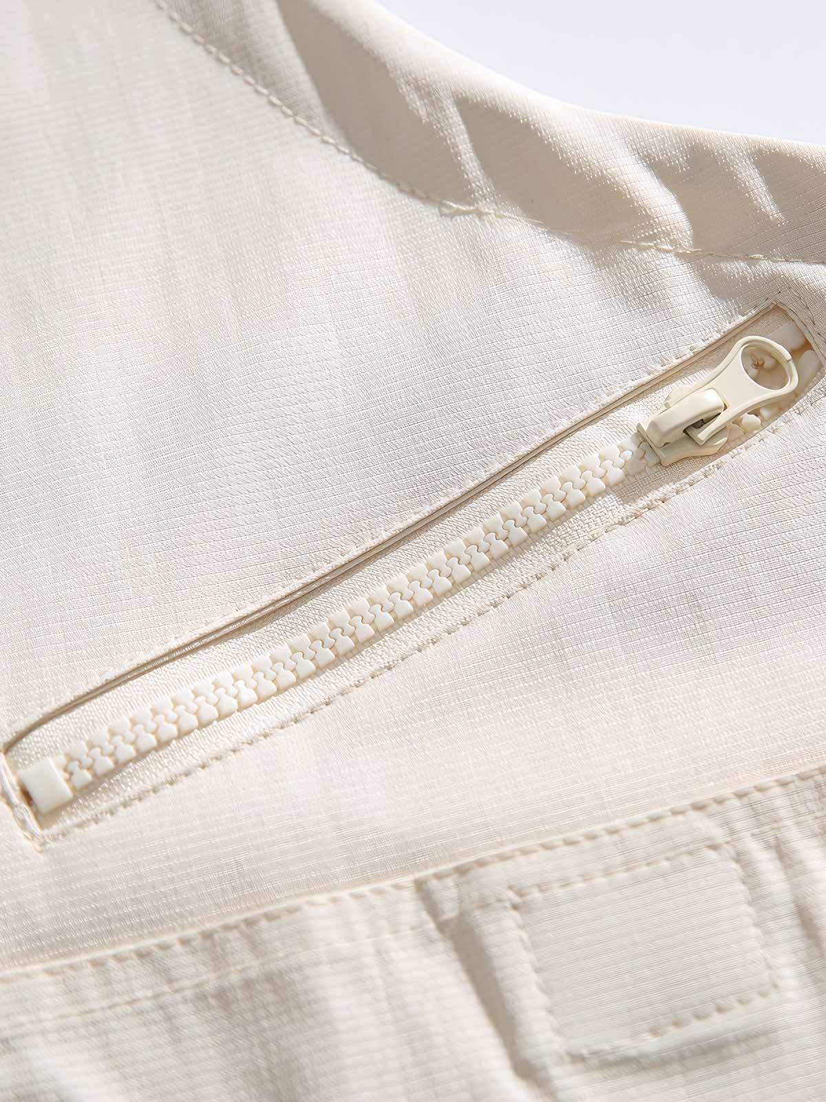 製品画像
「アウトドア ユーティリティ ワークベスト(アイボリー、ネイビー、ブラック)の正面全体図。耐久性に優れたポリエステル素材と多機能なフラップポケットを備え、アウトドアから日常まで幅広く活躍するユーティリティベスト。」
詳細画像
「アウトドア ユーティリティ ワークベストのディテール特写。両サイドの大容量フラップポケットが小物やツールを収納可能。調節可能なショルダーストラップが多様な体型にフィットし、フロントのジッパー仕様がスムーズな着脱を実現。」