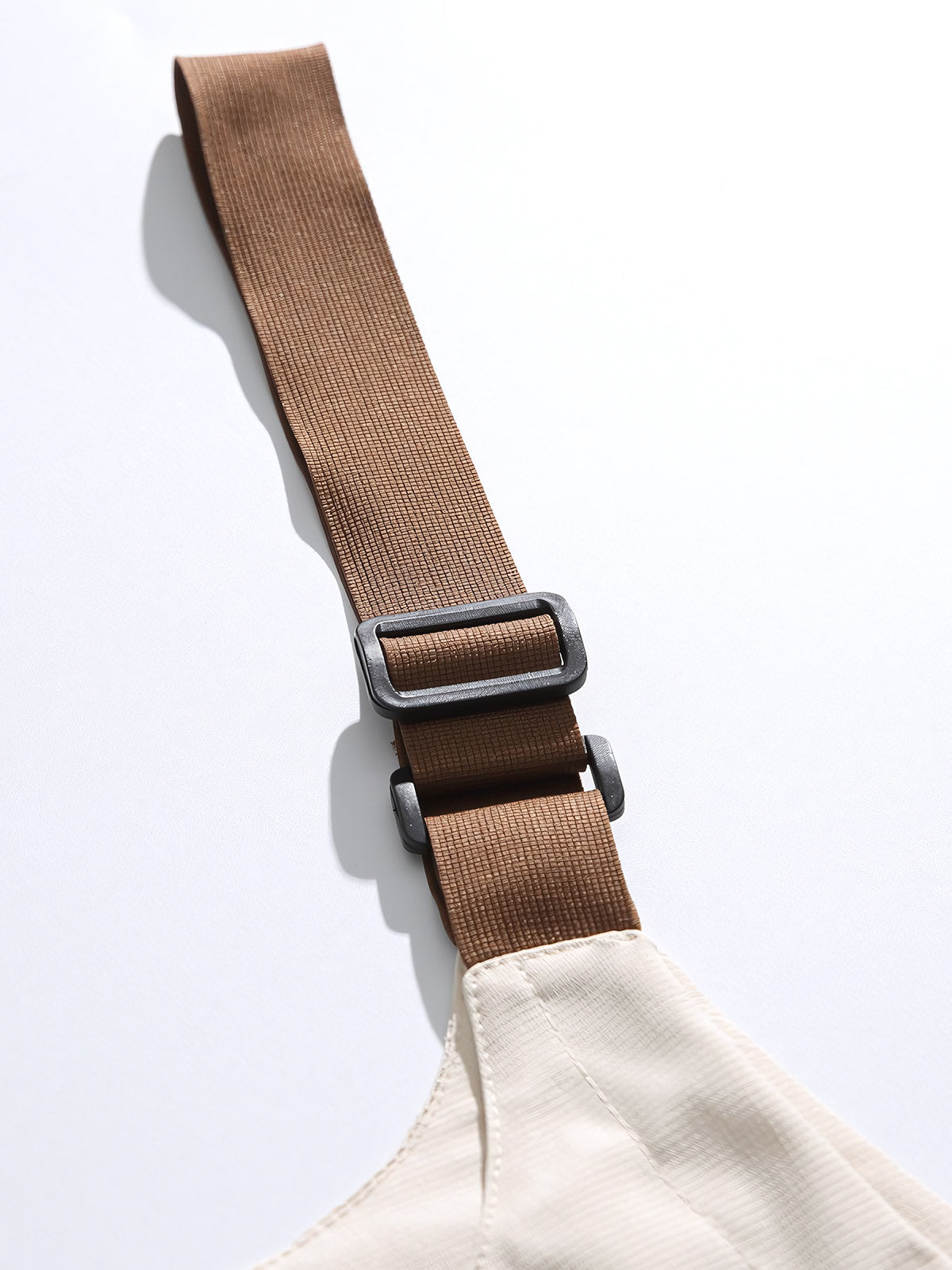 製品画像
「アウトドア ユーティリティ ワークベスト(アイボリー、ネイビー、ブラック)の正面全体図。耐久性に優れたポリエステル素材と多機能なフラップポケットを備え、アウトドアから日常まで幅広く活躍するユーティリティベスト。」
詳細画像
「アウトドア ユーティリティ ワークベストのディテール特写。両サイドの大容量フラップポケットが小物やツールを収納可能。調節可能なショルダーストラップが多様な体型にフィットし、フロントのジッパー仕様がスムーズな着脱を実現。」