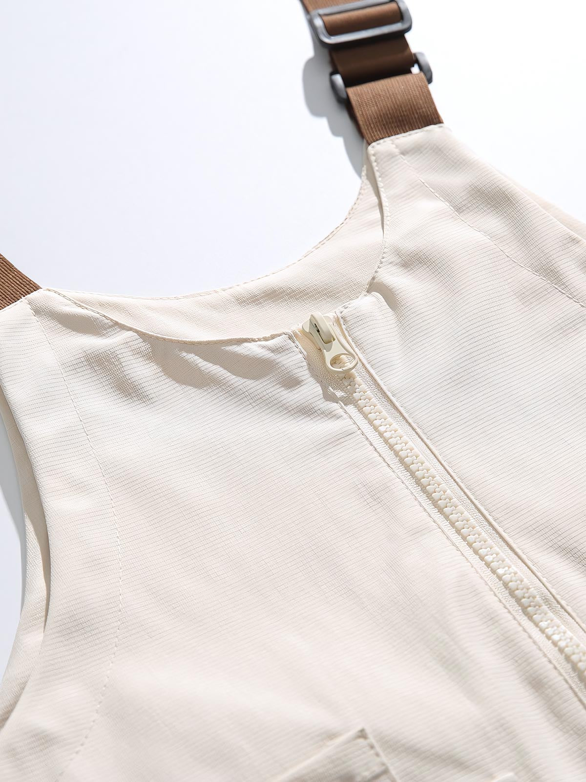 製品画像
「アウトドア ユーティリティ ワークベスト(アイボリー、ネイビー、ブラック)の正面全体図。耐久性に優れたポリエステル素材と多機能なフラップポケットを備え、アウトドアから日常まで幅広く活躍するユーティリティベスト。」
詳細画像
「アウトドア ユーティリティ ワークベストのディテール特写。両サイドの大容量フラップポケットが小物やツールを収納可能。調節可能なショルダーストラップが多様な体型にフィットし、フロントのジッパー仕様がスムーズな着脱を実現。」