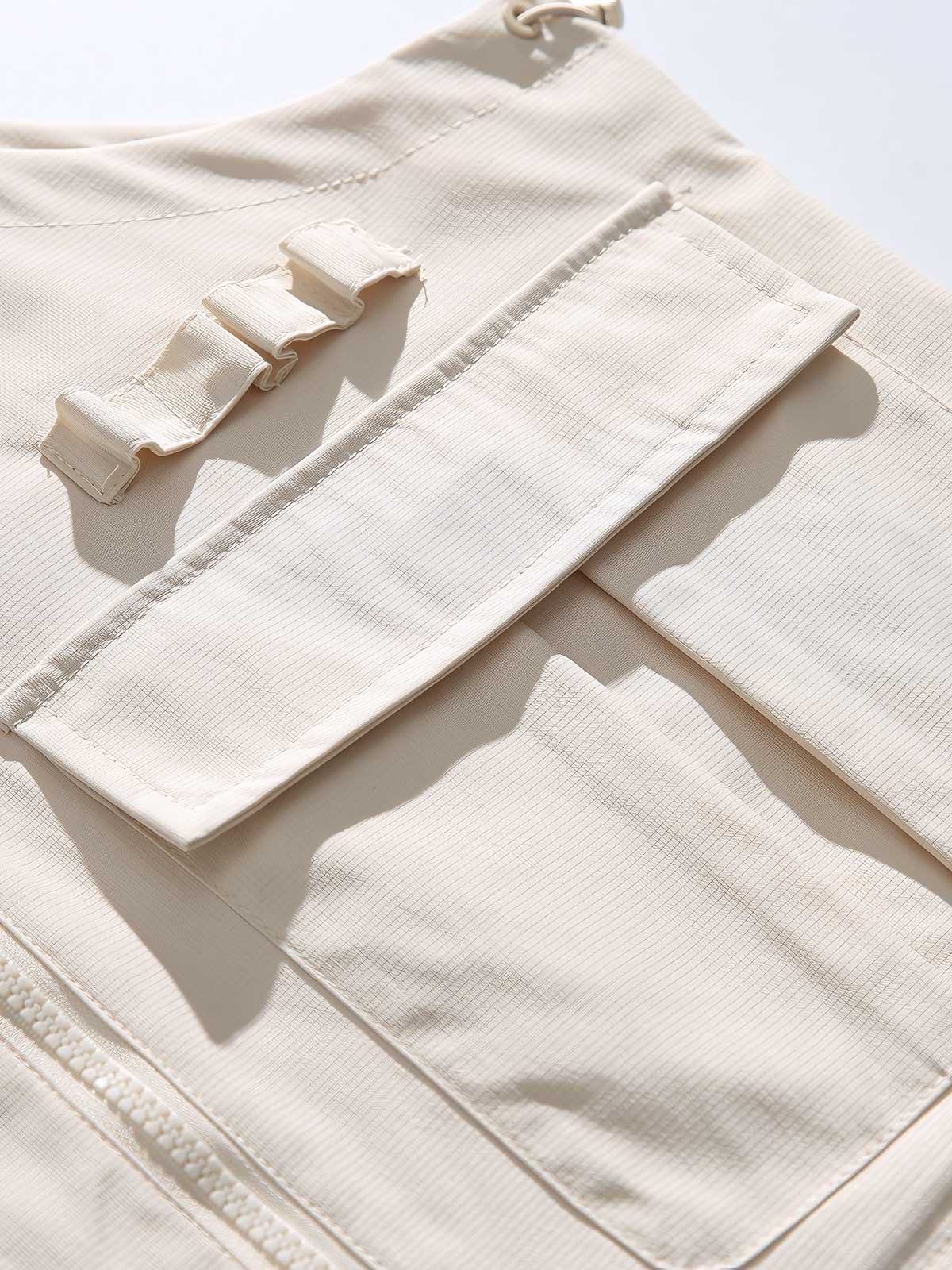 製品画像
「アウトドア ユーティリティ ワークベスト(アイボリー、ネイビー、ブラック)の正面全体図。耐久性に優れたポリエステル素材と多機能なフラップポケットを備え、アウトドアから日常まで幅広く活躍するユーティリティベスト。」
詳細画像
「アウトドア ユーティリティ ワークベストのディテール特写。両サイドの大容量フラップポケットが小物やツールを収納可能。調節可能なショルダーストラップが多様な体型にフィットし、フロントのジッパー仕様がスムーズな着脱を実現。」