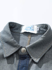 製品画像
「ヴィンテージ感漂うデニム素材とバイカラーパッチワークデザインが特徴のシャツ全体展示図。大胆な配色でヴィンテージとモダンスタイルが完璧に融合。」
詳細画像
「金属製スナップボタンとバイカラーパッチワークのディテール特写。デザイン性と実用性を兼ね備えたアクセントが全体のスタイルを引き立てます。」