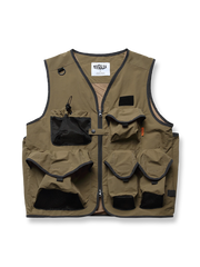 製品画像
「渓流釣り用の多機能撥水ベストの全体展示図。100%ナイロン素材を使用し、優れた撥水機能と高い耐久性を兼ね備え、さまざまなアウトドア環境に対応できるデザインが特徴。多ポケットデザインで、必要な装備を簡単に収納できる便利さを提供します。」
詳細画像
「ベストの多ポケットディテールと撥水性能を示す特写。収納力に優れたポケットと、撥水機能がしっかりと組み込まれ、渓流釣りやその他のアウトドア活動で快適に使用できる仕様です。」