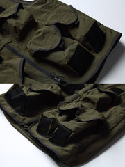 製品画像
「渓流釣り用の多機能撥水ベストの全体展示図。100%ナイロン素材を使用し、優れた撥水機能と高い耐久性を兼ね備え、さまざまなアウトドア環境に対応できるデザインが特徴。多ポケットデザインで、必要な装備を簡単に収納できる便利さを提供します。」
詳細画像
「ベストの多ポケットディテールと撥水性能を示す特写。収納力に優れたポケットと、撥水機能がしっかりと組み込まれ、渓流釣りやその他のアウトドア活動で快適に使用できる仕様です。」