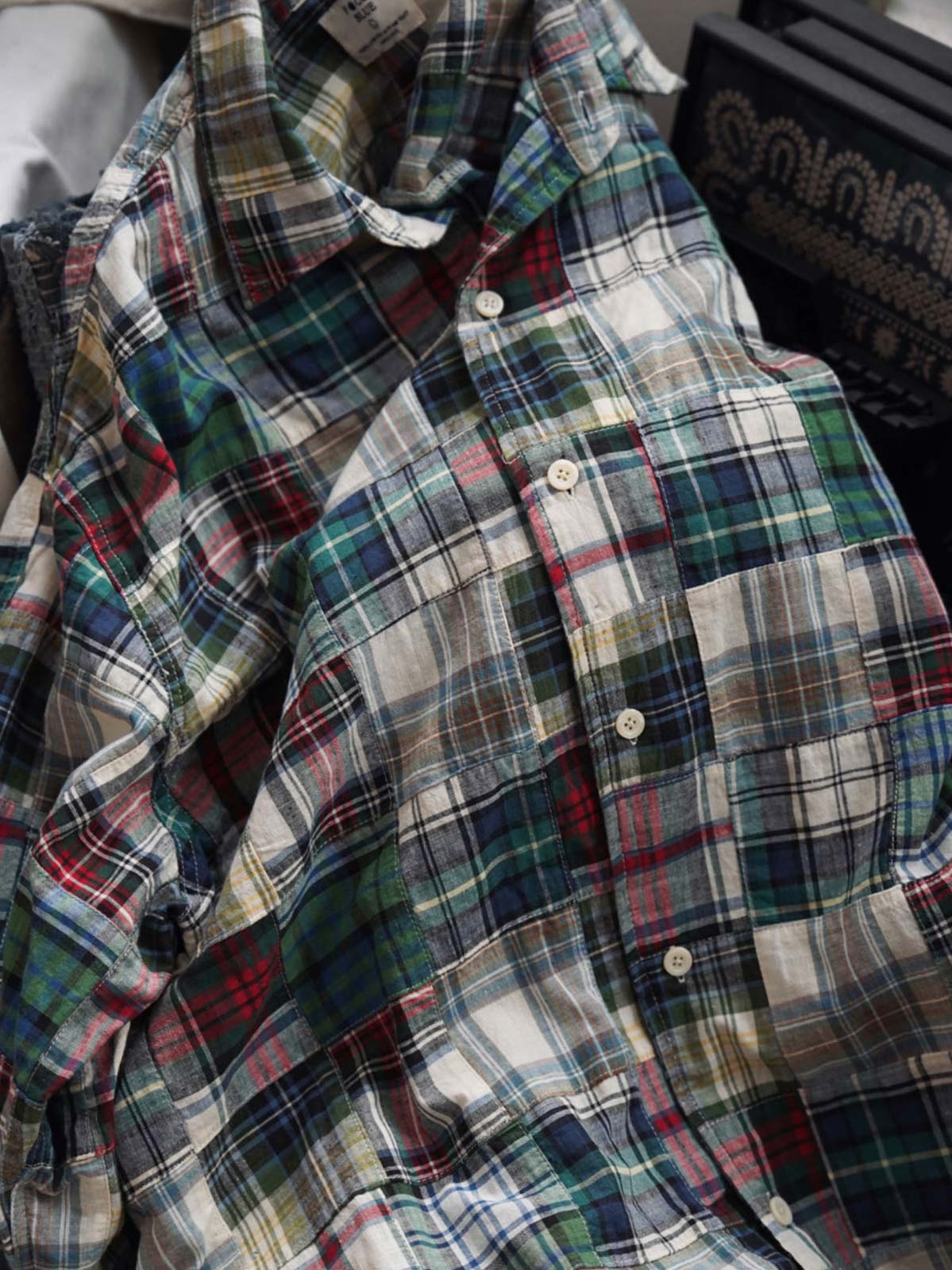 製品画像
「Patchwork Boroパッチワーク 長袖シャツの全体展示図。ヴィンテージ感漂うグリーンカラーとハンドメイドのBoroパッチワーク技法が融合したデザイン。個性的でエレガントな雰囲気が特徴。」
詳細画像
「パッチワークのディテールとグリーン基調の生地の特写。多様なチェック柄生地を組み合わせた、自然な手作り感とヴィンテージ感を強調したデザイン。」