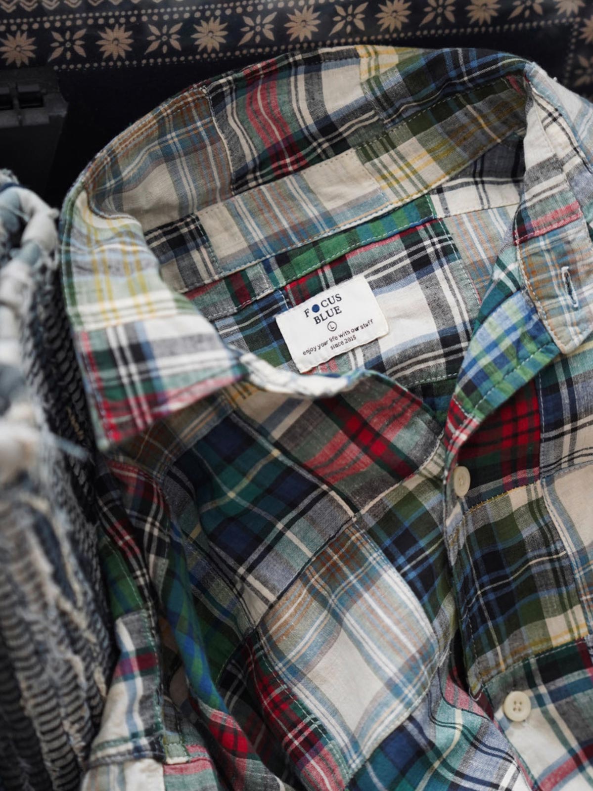 製品画像
「Patchwork Boroパッチワーク 長袖シャツの全体展示図。ヴィンテージ感漂うグリーンカラーとハンドメイドのBoroパッチワーク技法が融合したデザイン。個性的でエレガントな雰囲気が特徴。」
詳細画像
「パッチワークのディテールとグリーン基調の生地の特写。多様なチェック柄生地を組み合わせた、自然な手作り感とヴィンテージ感を強調したデザイン。」