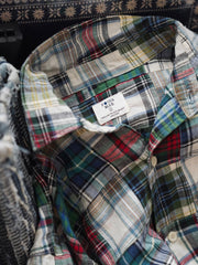 製品画像
「Patchwork Boroパッチワーク 長袖シャツの全体展示図。ヴィンテージ感漂うグリーンカラーとハンドメイドのBoroパッチワーク技法が融合したデザイン。個性的でエレガントな雰囲気が特徴。」
詳細画像
「パッチワークのディテールとグリーン基調の生地の特写。多様なチェック柄生地を組み合わせた、自然な手作り感とヴィンテージ感を強調したデザイン。」