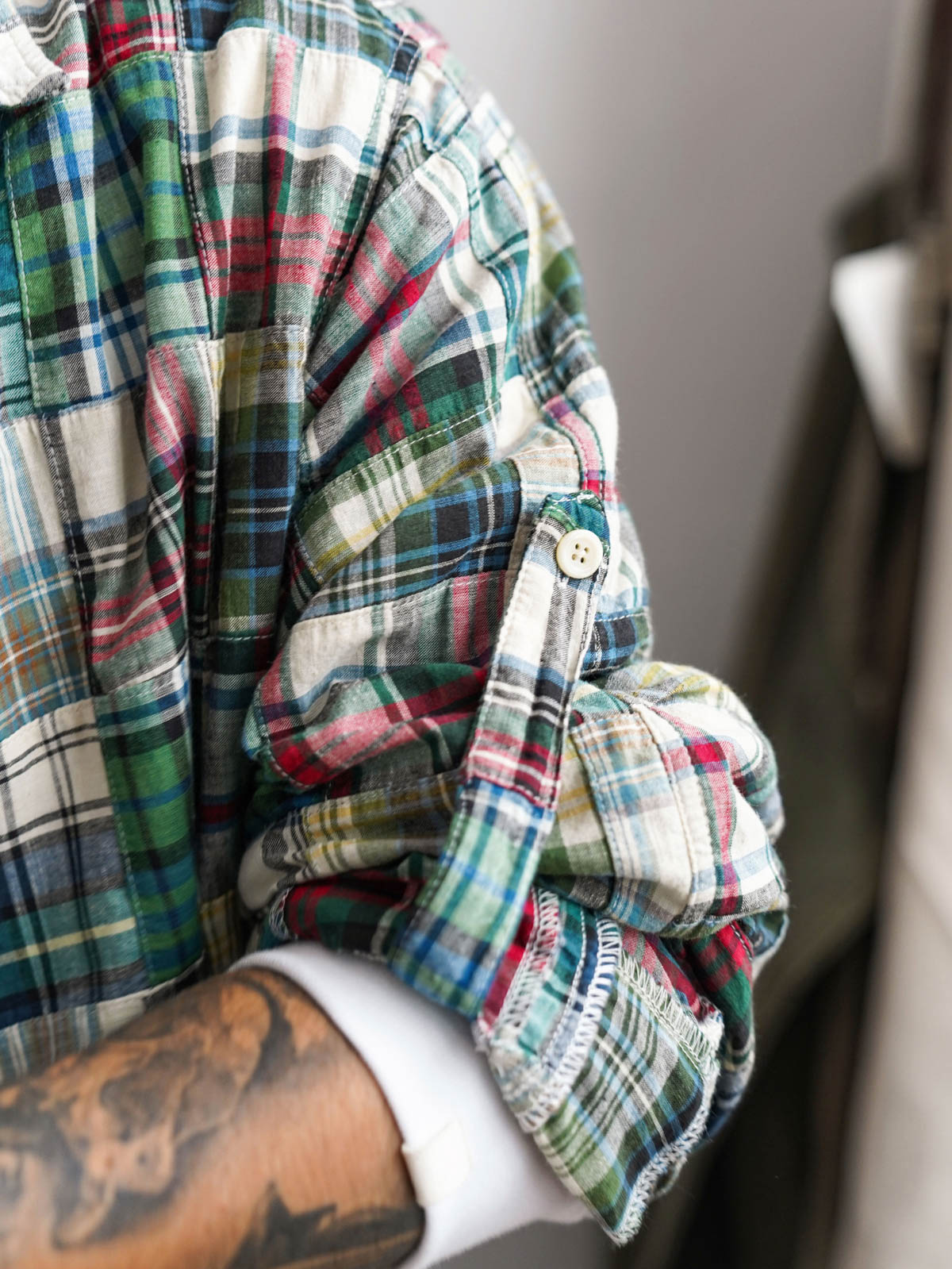 製品画像
「Patchwork Boroパッチワーク 長袖シャツの全体展示図。ヴィンテージ感漂うグリーンカラーとハンドメイドのBoroパッチワーク技法が融合したデザイン。個性的でエレガントな雰囲気が特徴。」
詳細画像
「パッチワークのディテールとグリーン基調の生地の特写。多様なチェック柄生地を組み合わせた、自然な手作り感とヴィンテージ感を強調したデザイン。」