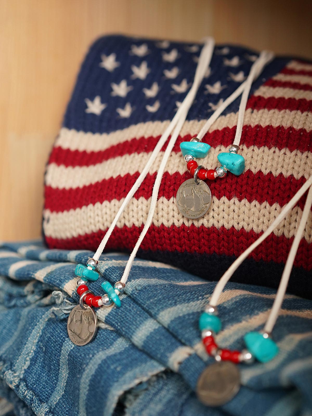 製品画像
「ハンドメイドインディアンコインネックレスの全体展示図。天然ターコイズ、アンティークガラスビーズ、アメリカの5セント硬貨を組み合わせたヴィンテージ感漂うデザインが特徴。」
詳細画像
「天然ターコイズとアンティークガラスビーズのディテール特写。各ビーズと硬貨が手作りで、個性あふれる美しさを際立たせています。」