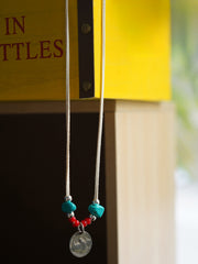 製品画像
「ハンドメイドインディアンコインネックレスの全体展示図。天然ターコイズ、アンティークガラスビーズ、アメリカの5セント硬貨を組み合わせたヴィンテージ感漂うデザインが特徴。」
詳細画像
「天然ターコイズとアンティークガラスビーズのディテール特写。各ビーズと硬貨が手作りで、個性あふれる美しさを際立たせています。」