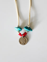 製品画像
「ハンドメイドインディアンコインネックレスの全体展示図。天然ターコイズ、アンティークガラスビーズ、アメリカの5セント硬貨を組み合わせたヴィンテージ感漂うデザインが特徴。」
詳細画像
「天然ターコイズとアンティークガラスビーズのディテール特写。各ビーズと硬貨が手作りで、個性あふれる美しさを際立たせています。」
