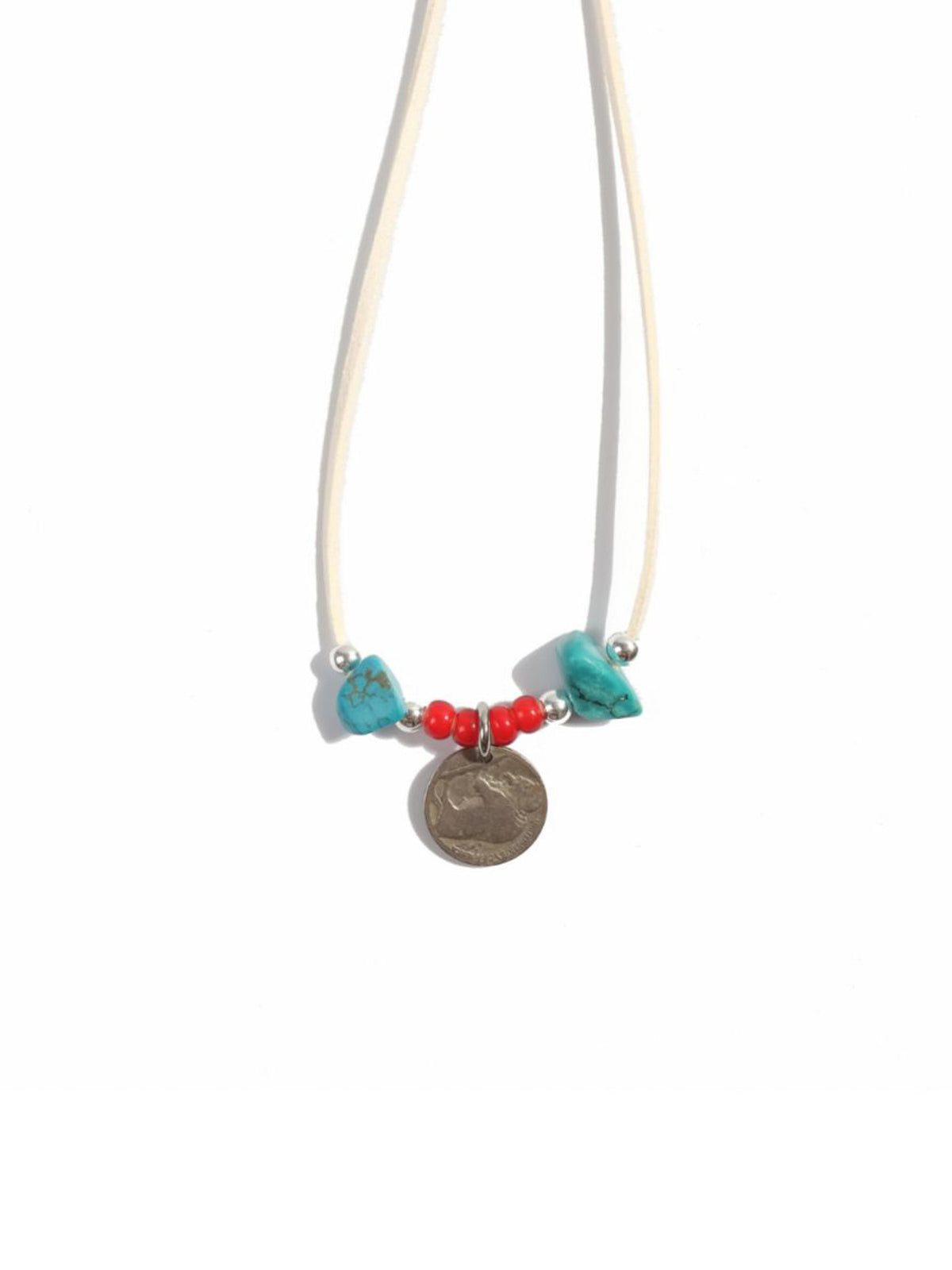 製品画像
「ハンドメイドインディアンコインネックレスの全体展示図。天然ターコイズ、アンティークガラスビーズ、アメリカの5セント硬貨を組み合わせたヴィンテージ感漂うデザインが特徴。」
詳細画像
「天然ターコイズとアンティークガラスビーズのディテール特写。各ビーズと硬貨が手作りで、個性あふれる美しさを際立たせています。」