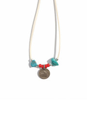 製品画像
「ハンドメイドインディアンコインネックレスの全体展示図。天然ターコイズ、アンティークガラスビーズ、アメリカの5セント硬貨を組み合わせたヴィンテージ感漂うデザインが特徴。」
詳細画像
「天然ターコイズとアンティークガラスビーズのディテール特写。各ビーズと硬貨が手作りで、個性あふれる美しさを際立たせています。」
