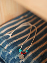 製品画像
「ハンドメイドインディアンコインネックレスの全体展示図。天然ターコイズ、アンティークガラスビーズ、アメリカの5セント硬貨を組み合わせたヴィンテージ感漂うデザインが特徴。」
詳細画像
「天然ターコイズとアンティークガラスビーズのディテール特写。各ビーズと硬貨が手作りで、個性あふれる美しさを際立たせています。」