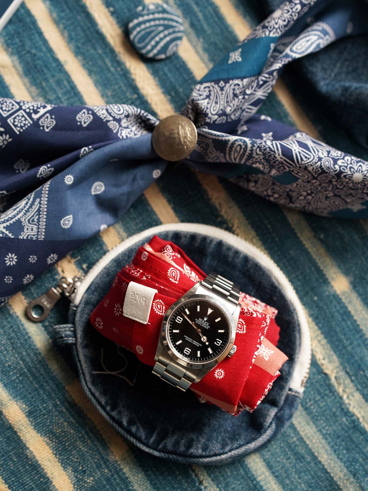 製品画像
「ペイズリー柄バイカラースカーフの全体展示図。レッドとブルーの2色展開、クラシックなペイズリー柄がヴィンテージ感を引き立て、実用性とファッション性を兼ね備えたデザイン。」
詳細画像
「ペイズリー柄のディテール特写。100%コットン素材が肌触りの良さを提供し、吸汗性にも優れた快適な着用感。」