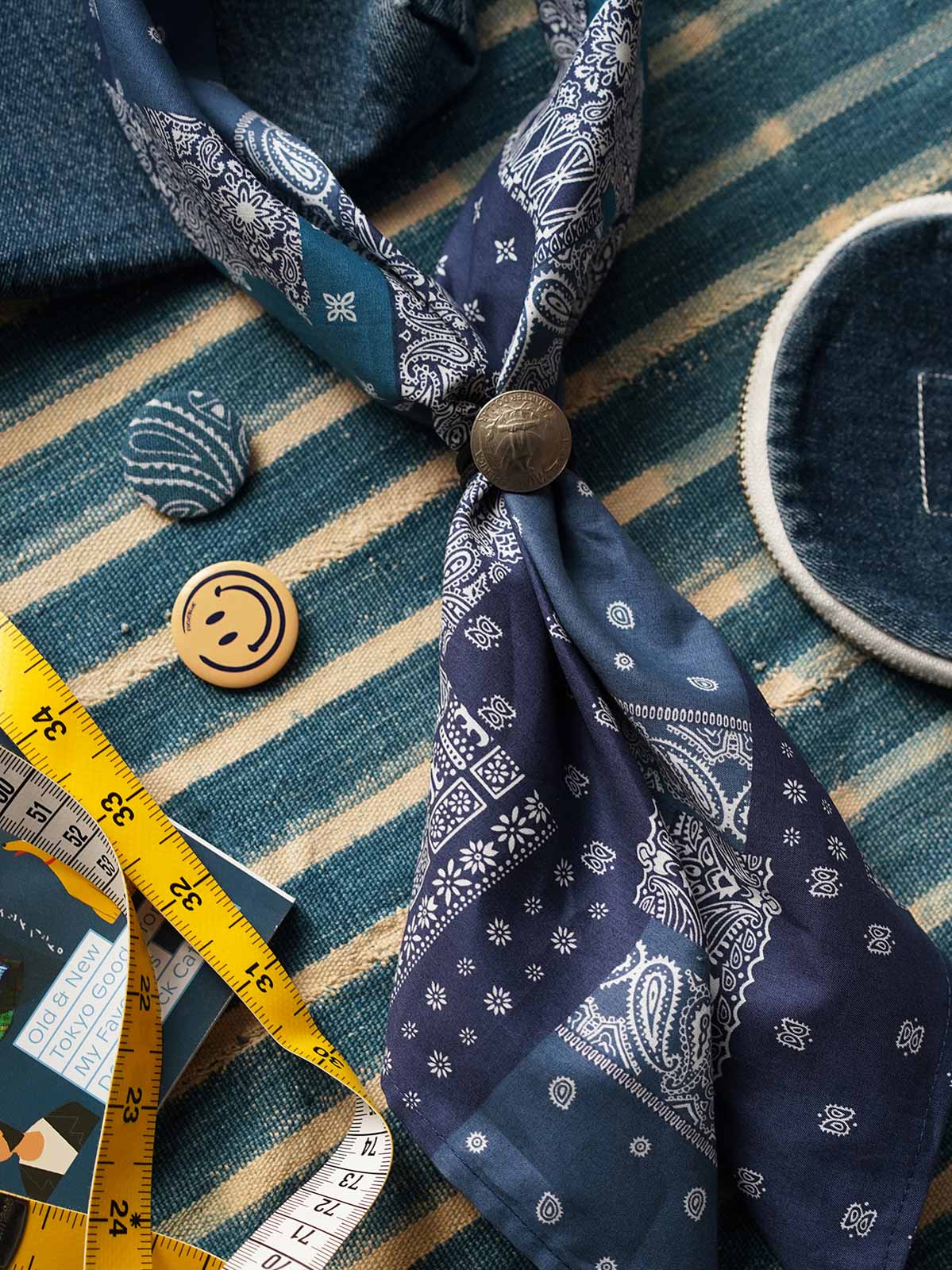 製品画像
「ペイズリー柄バイカラースカーフの全体展示図。レッドとブルーの2色展開、クラシックなペイズリー柄がヴィンテージ感を引き立て、実用性とファッション性を兼ね備えたデザイン。」
詳細画像
「ペイズリー柄のディテール特写。100%コットン素材が肌触りの良さを提供し、吸汗性にも優れた快適な着用感。」